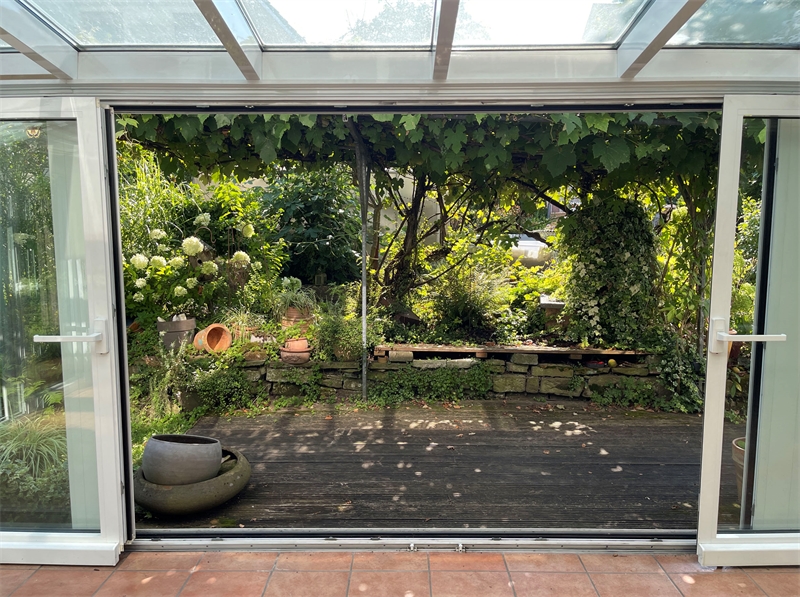 19 - Offener Wintergarten mit Mehrfamilienhaus Ro�dorf