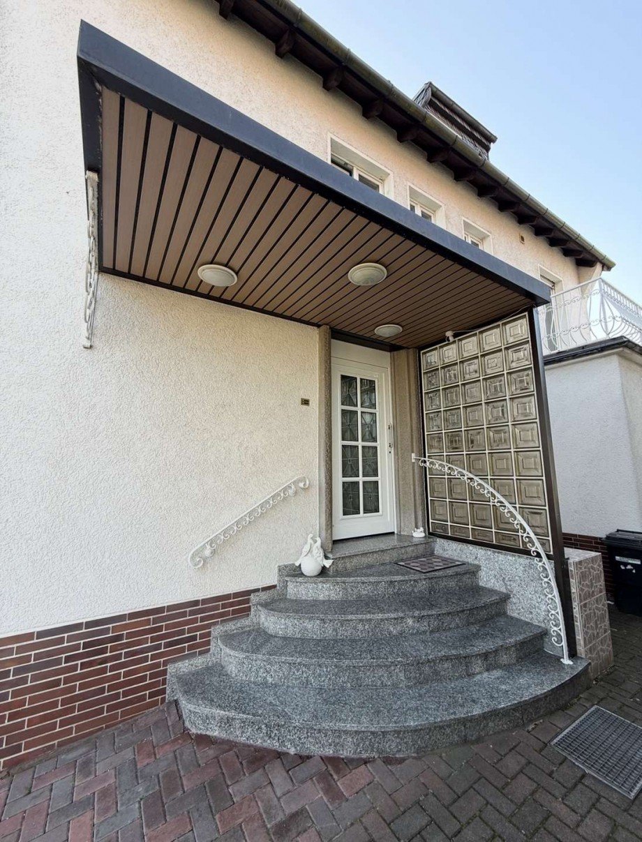 1.5 - Hauseingang Zweifamilienhaus R�dermark