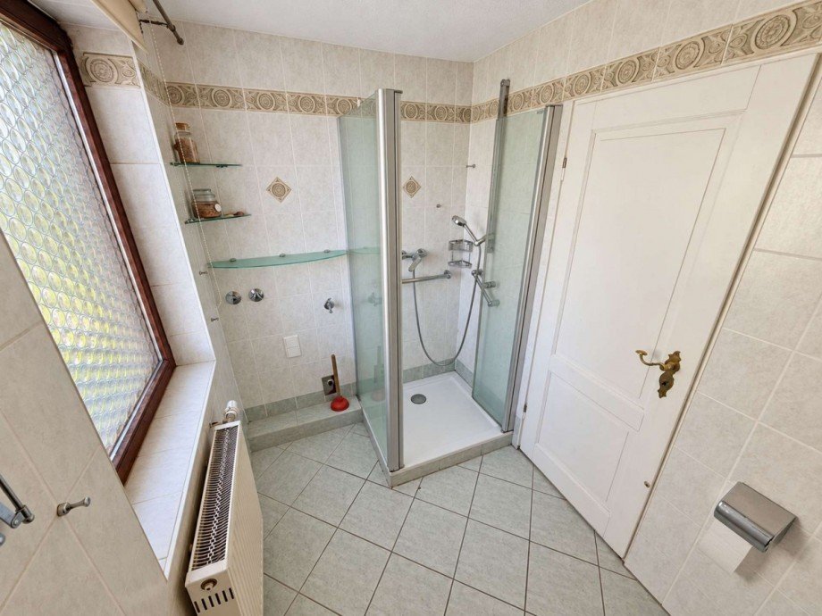 14 - Badezimmer im OG - Ansicht 1 Reihenmittelhaus Goldbach