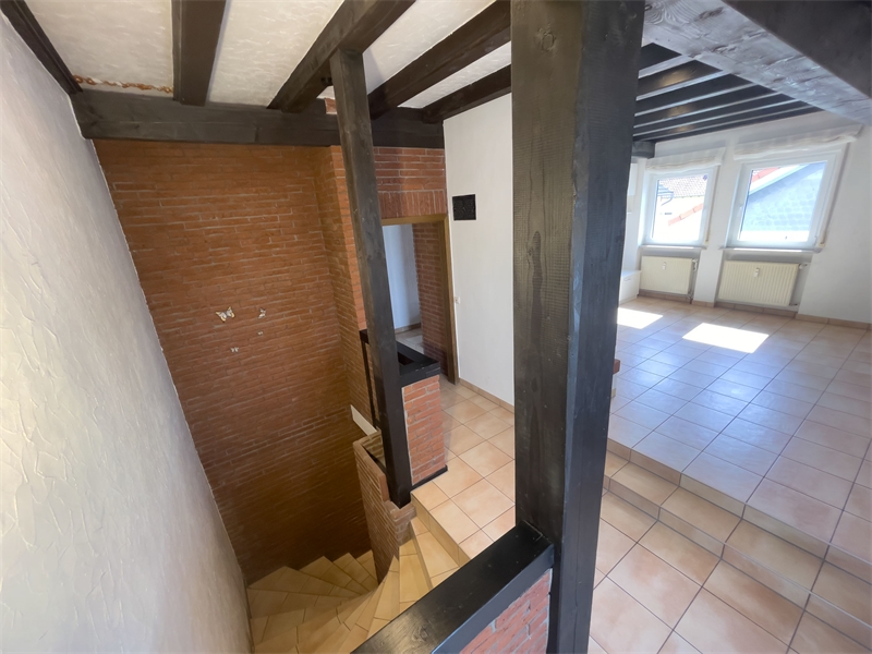 6 - Treppe zum Flur und Wohnzi Dachgeschosswohnung Gro�-Zimmern
