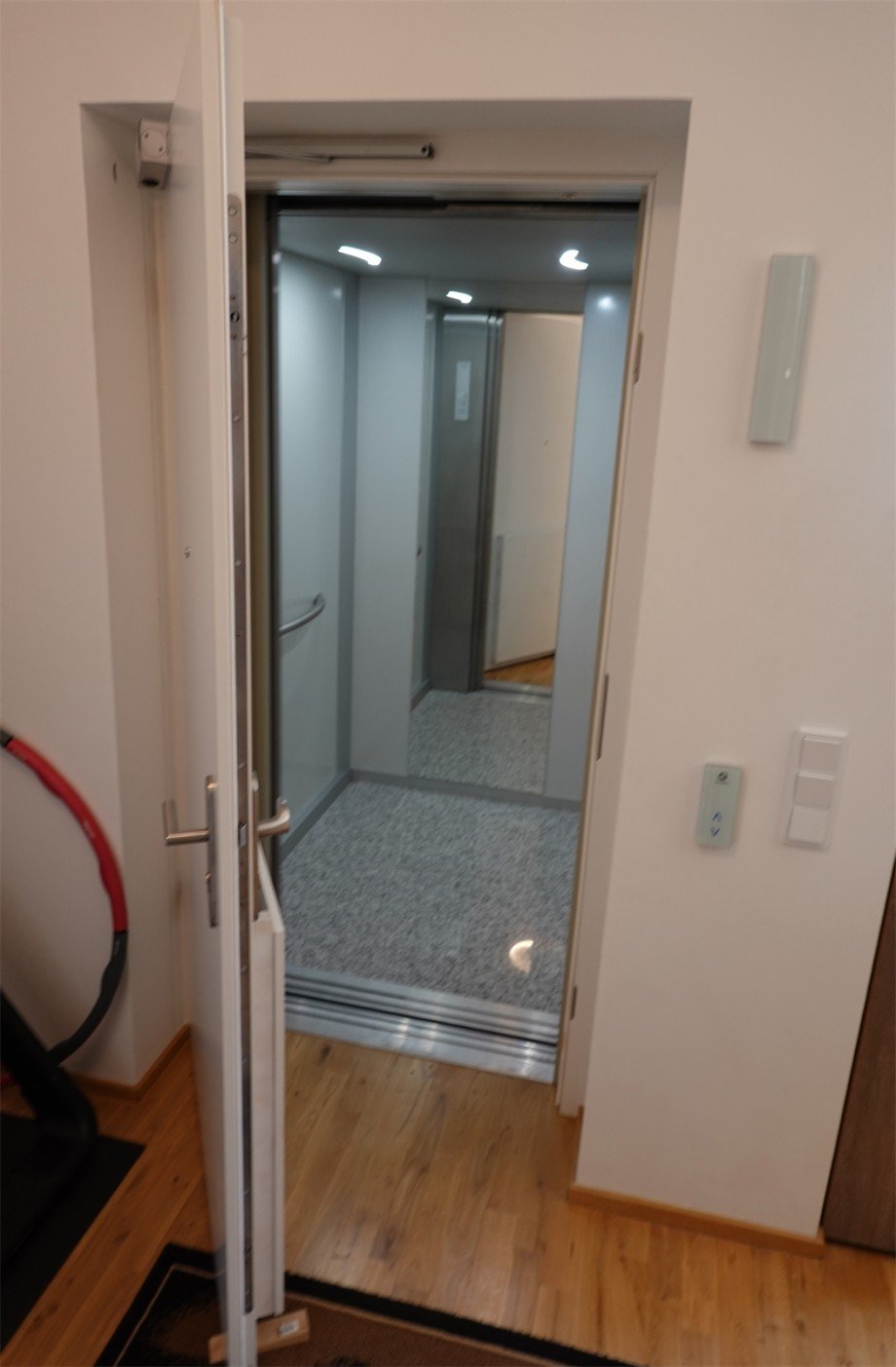 Aufzug mit extra Wohnungseinga Penthousewohnung Gro�-Zimmern