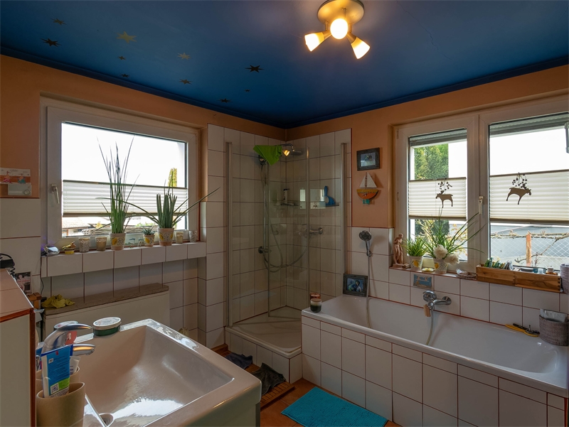 22 - Badezimmer EG Mehrfamilienhaus Ro�dorf