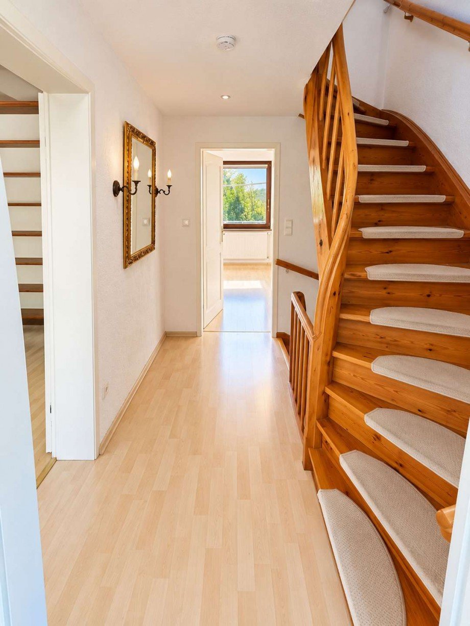 8 - 1. OG mit Flur und Treppe zum DG Reihenmittelhaus Goldbach
