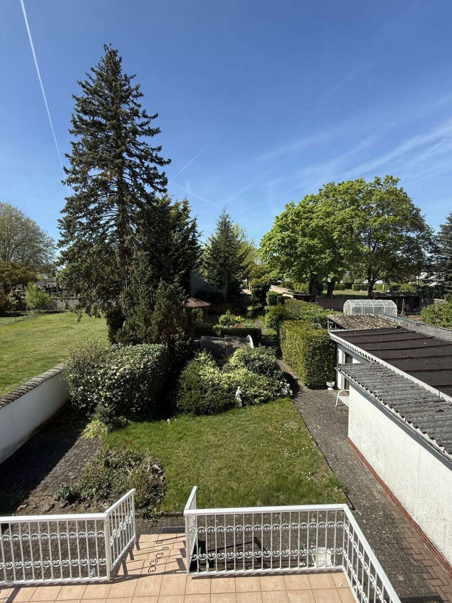 3.8 - 1. OG. Blick von Wohnzimmerfenstern in den Garten Zweifamilienhaus R�dermark