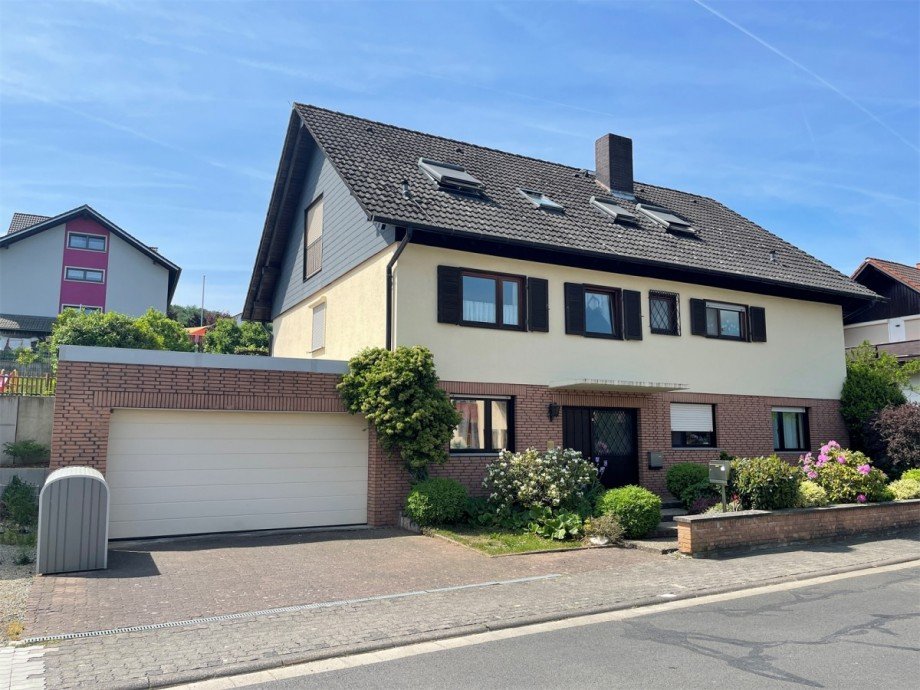 2 - Hausansicht - Front 2 Etagenwohnung Krombach