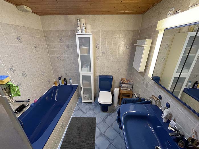 Badezimmer mit Wanne u. Dusche Etagenwohnung Krombach