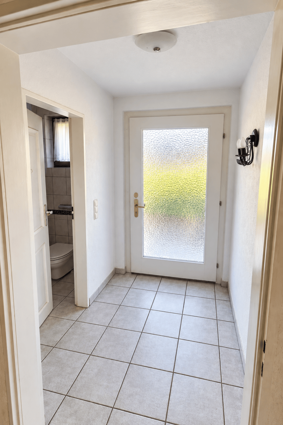 3 - Hauseingangst�re von innen mit Flur und G�ste-WC Reihenmittelhaus Goldbach