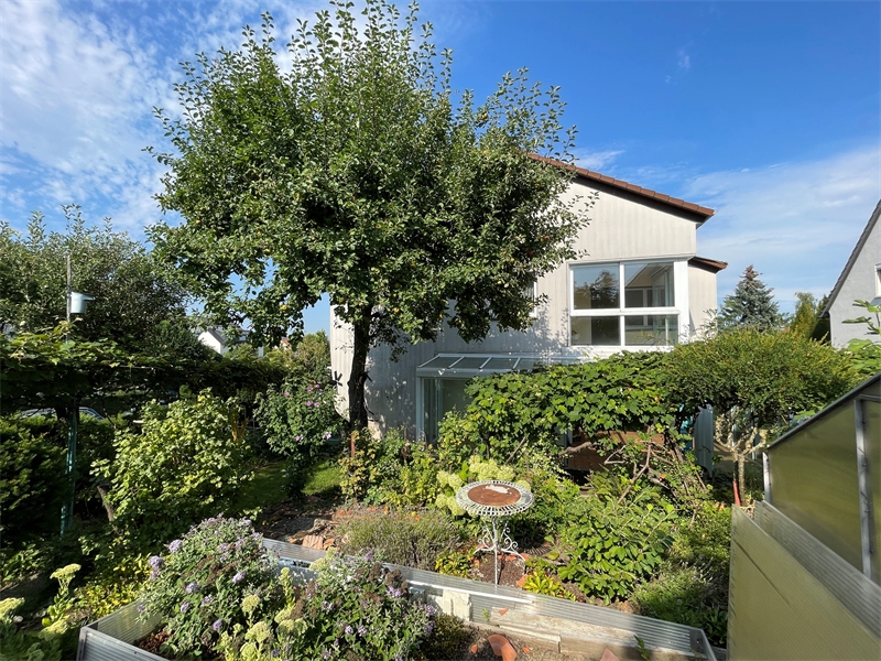 5 - R�ckseite Wohnhaus mit Gar Mehrfamilienhaus Ro�dorf