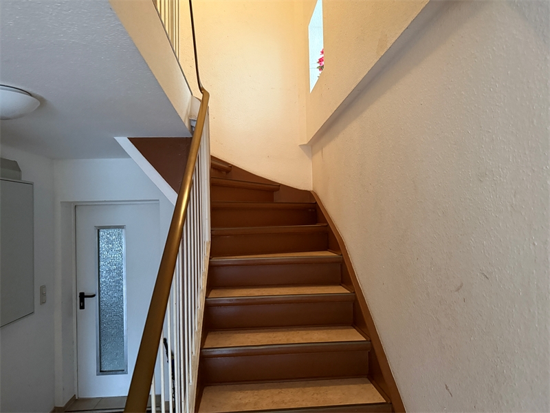 8 - Aufgang zum 1. OG.-Wohnung Zweifamilienhaus Schleusingen