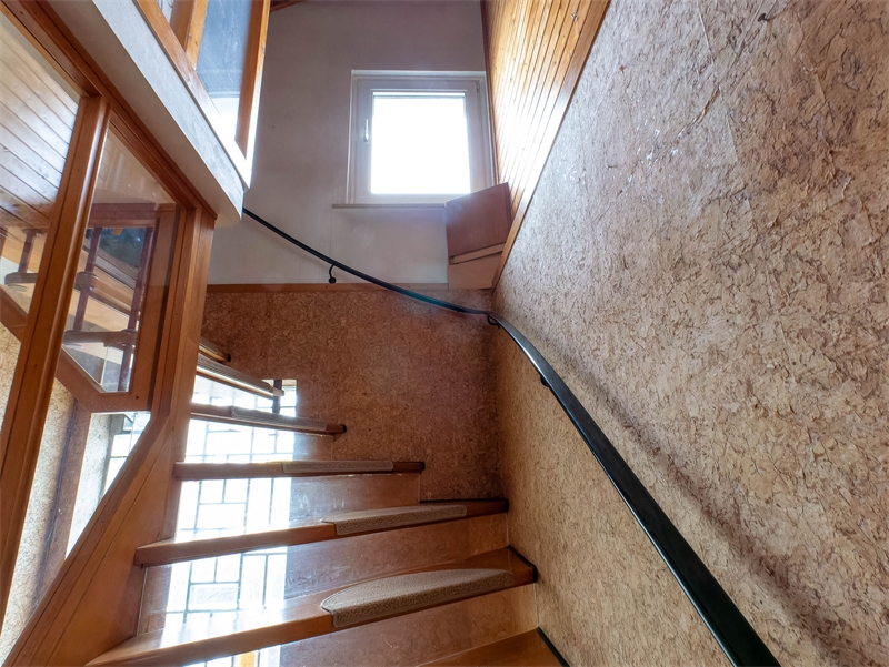 23 - Treppe zum 1. OG. Mehrfamilienhaus Ro�dorf