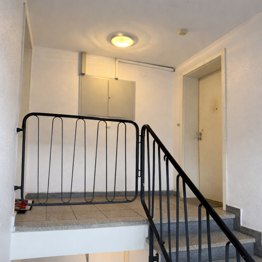 7 - Treppenhaus mit Wohnungseingangst�re rechts Dachgeschosswohnung Bensheim