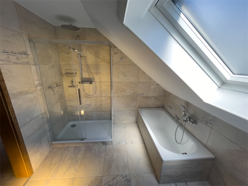 15 - Duschkabine mit Badewanne Dachgeschosswohnung Gro�-Zimmern