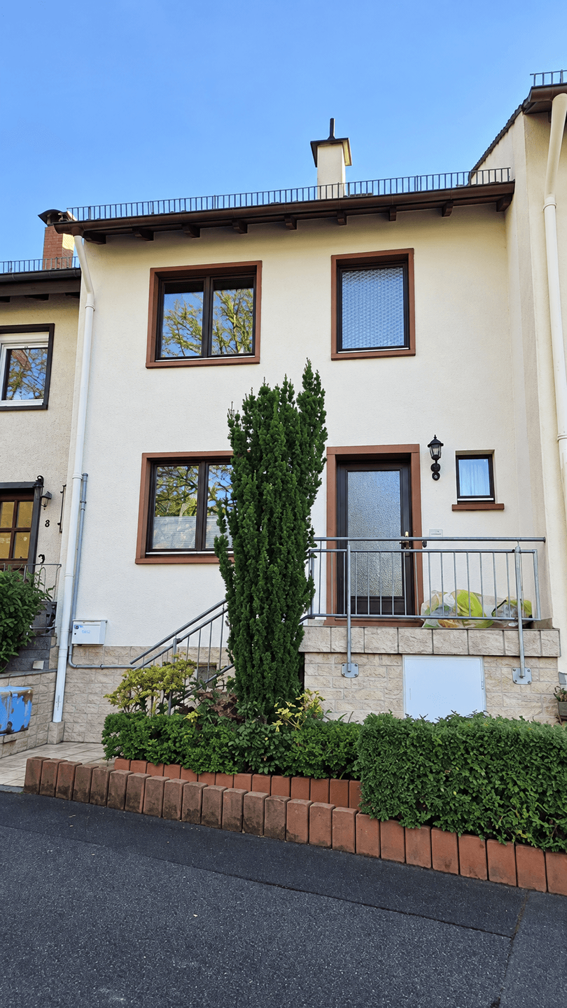 26 - Sonnige Au�enfassade mit Hauseingang und Vorgarten Reihenmittelhaus Goldbach