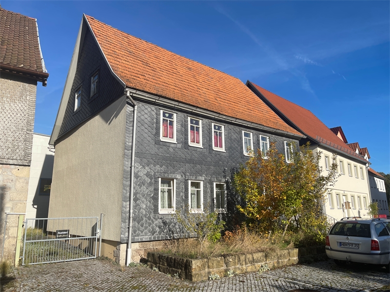 2 - Wohnhaus Frontansicht halb Zweifamilienhaus Schleusingen