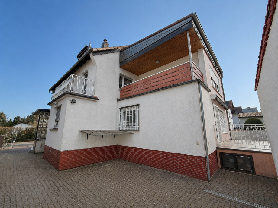 1.4 - Frontansicht mit zwei Balkonen und Terrasse Zweifamilienhaus R�dermark