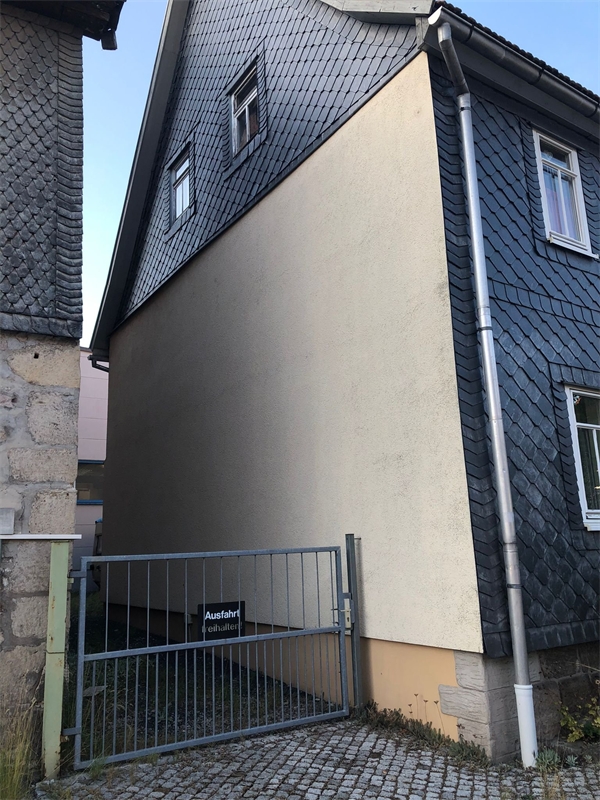6 - Bild aussen links mit Einf Zweifamilienhaus Schleusingen