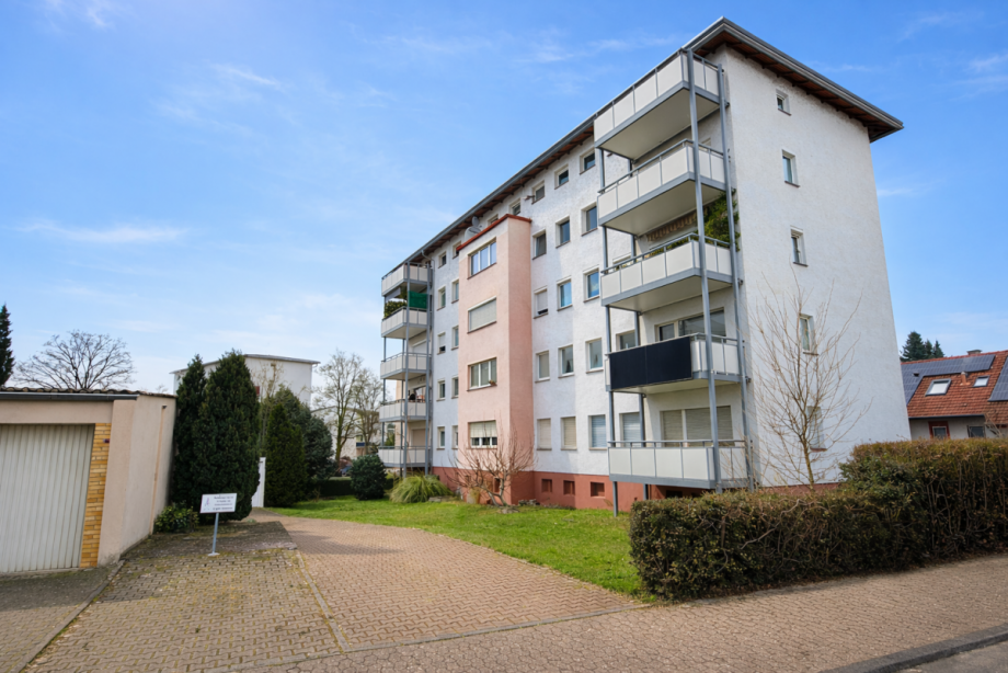 6 - Wohnhaus - Seitenansicht mit Zufahrt zu den Garagen Dachgeschosswohnung Bensheim