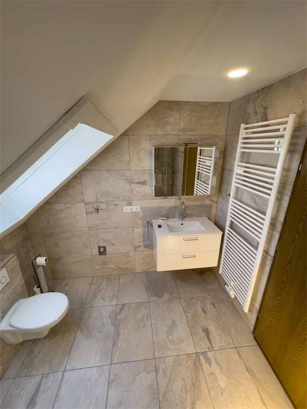 14 - Badezimmer Dachgeschosswohnung Gro�-Zimmern