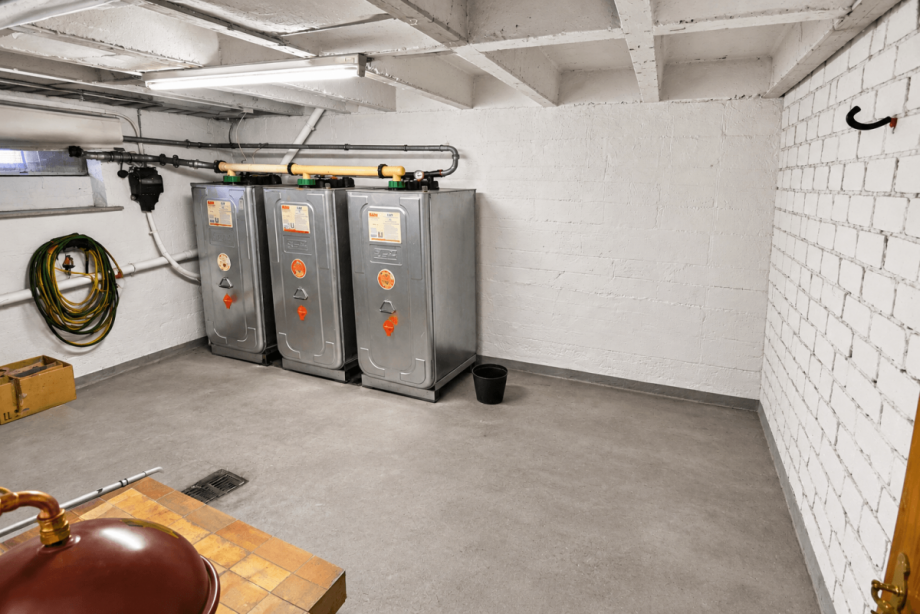 24 - Heiz�ltanks im Keller Reihenmittelhaus Goldbach