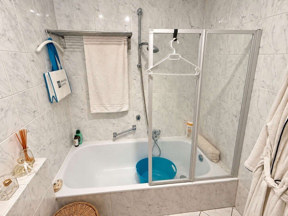 5 - Duschbadewanne im Badezimmer Wohnung Gro�-Zimmern