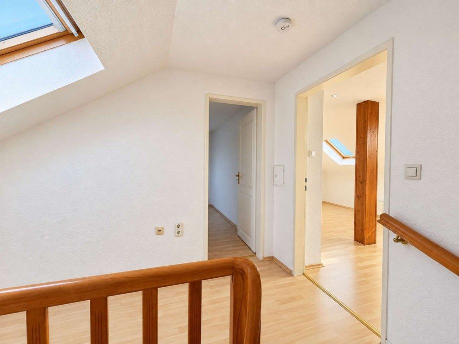 16 - Aufgang mit Flur Dachgeschoss Reihenmittelhaus Goldbach