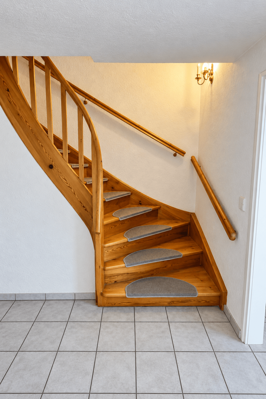 10 - Geschwungene Holztreppe zum 1. OG. Reihenmittelhaus Goldbach