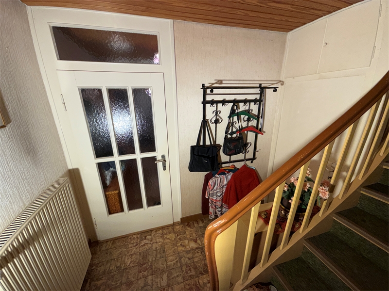 5 - Flur mit Wohnungseingang E Einfamilienhaus Neu-Anspach