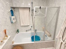 5 - Duschbadewanne im Badezimmer Gro�z�giges 1-Zimmer-Apartment mit Wintergarten-Balkon, Gartenanteil & Stellplatz, in Gro�-Zimmern