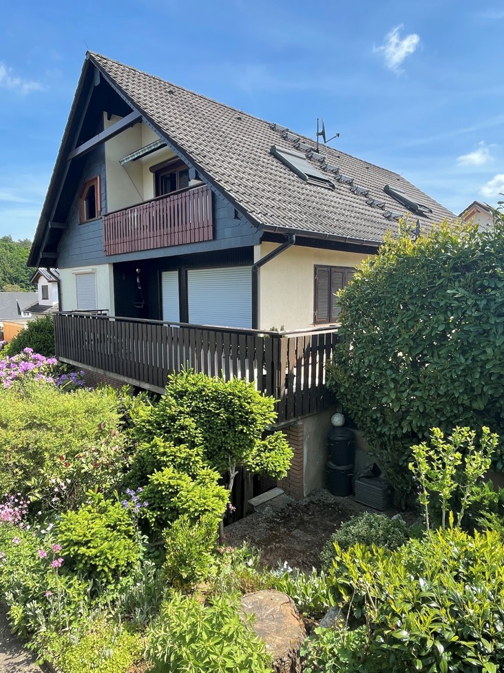 4 - Seitenansicht mit Terasse Etagenwohnung Krombach