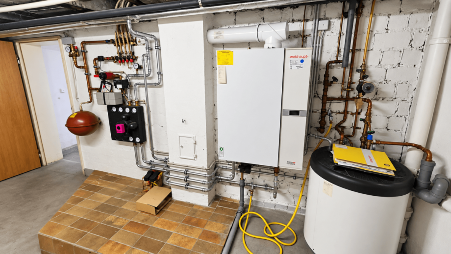 23 - Haustechnik im Keller Reihenmittelhaus Goldbach