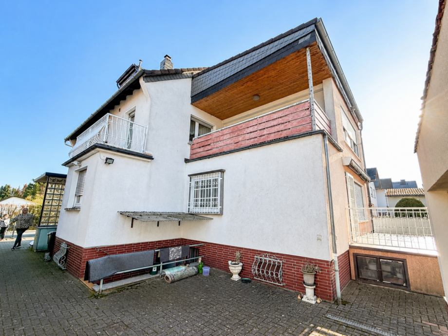1.4 - Frontansicht mit Balkonen und Terrasse Zweifamilienhaus R�dermark