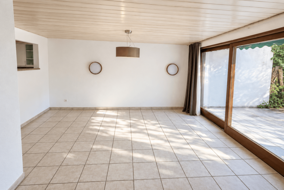6 - Wohnzimmer in EG mit Schiebet�ren zur Terrasse _ Garten Reihenmittelhaus Goldbach