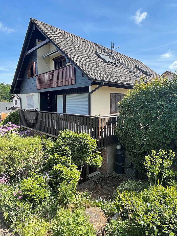 4 - Seitenansicht mit Terasse Etagenwohnung Krombach