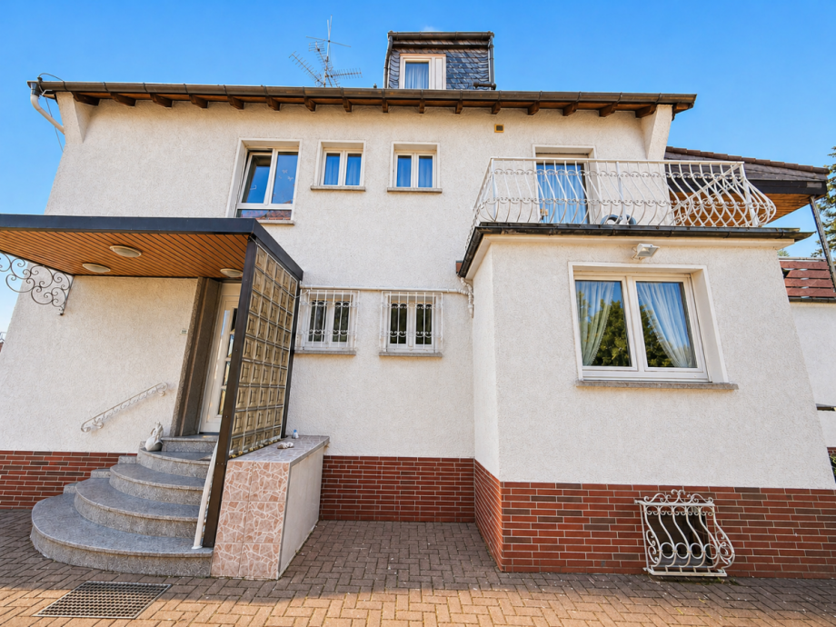 1.3 - Wohnhaus mit Haupteingang und Balkonen Zweifamilienhaus R�dermark