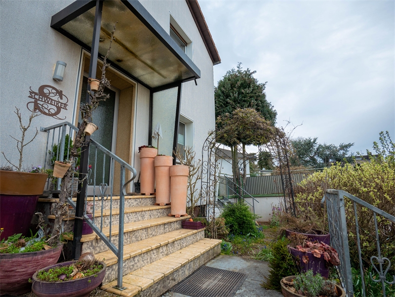 6 - Hauseingang Mehrfamilienhaus Ro�dorf