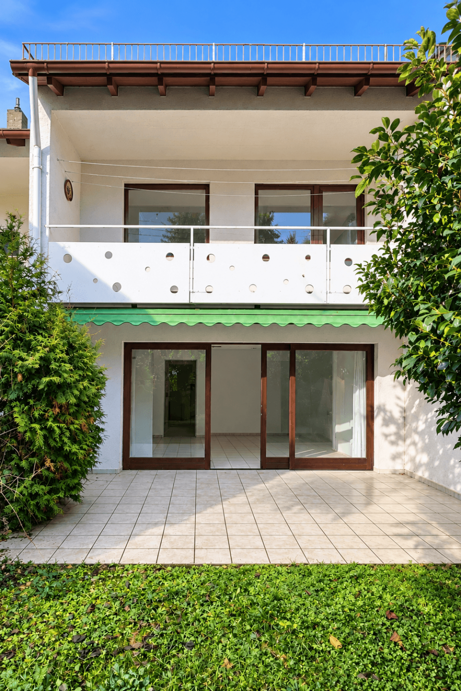 2 - R�ckansicht Hausfront mit Terrasse und Balkon Reihenmittelhaus Goldbach