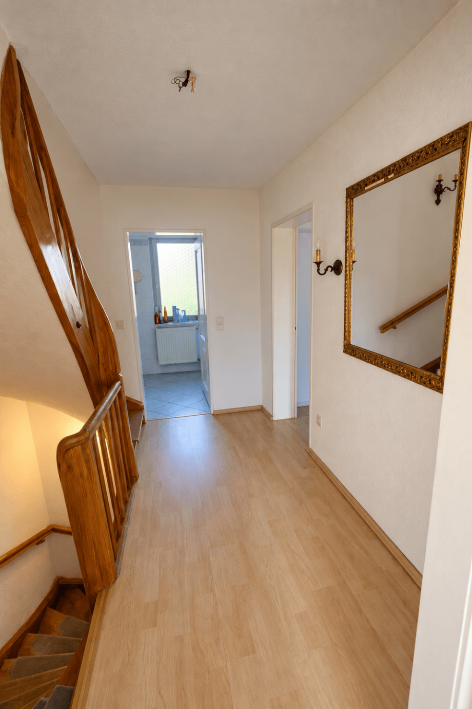9 - Flur mit Treppenaufgang zum DG Reihenmittelhaus Goldbach