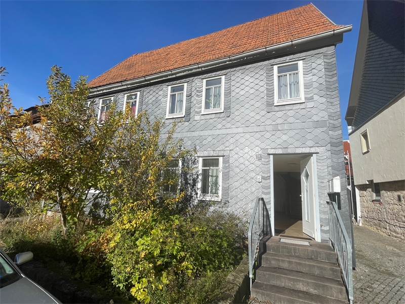 3 - Wohnhaus mit Hauseingang Zweifamilienhaus Schleusingen